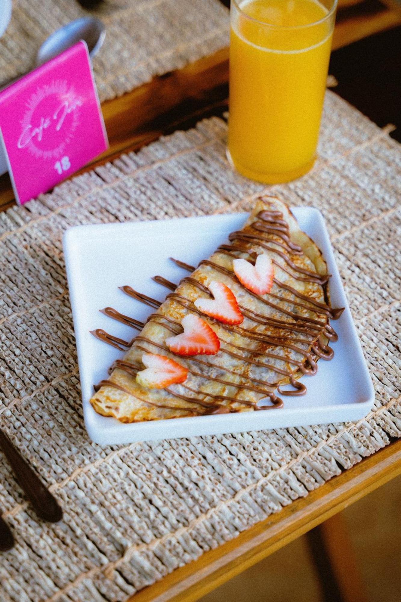 Cafe Jeri Hotel Jijoca de Jericoacoara Ngoại thất bức ảnh A crêpe filled with chocolate and strawberries