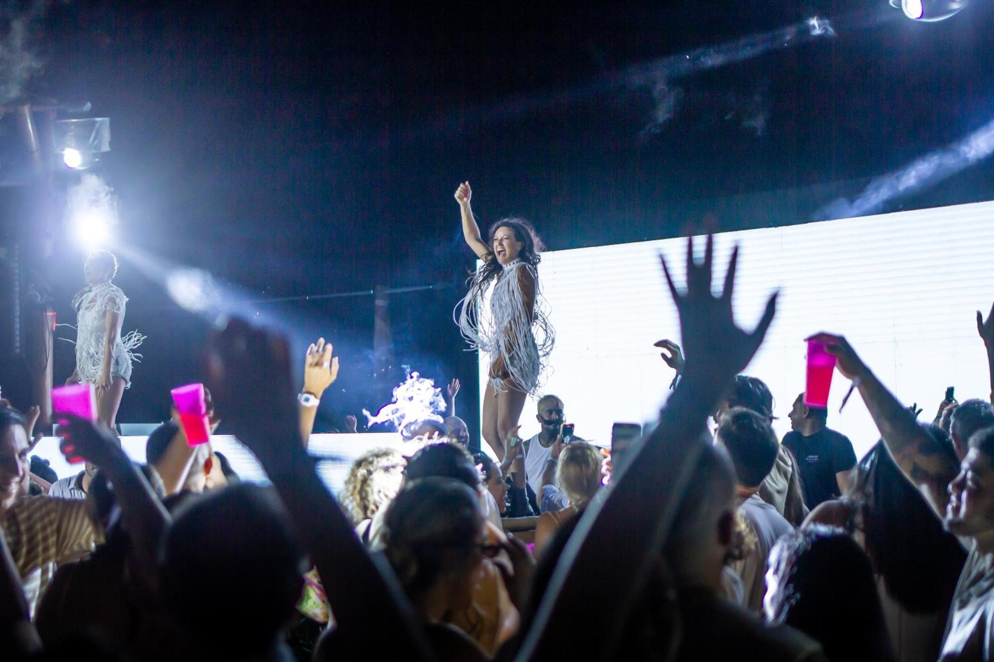 Cafe Jeri Hotel Jijoca de Jericoacoara Ngoại thất bức ảnh Rihanna performing "Work" at the 2016 Coachella Valley Music and Arts Festival